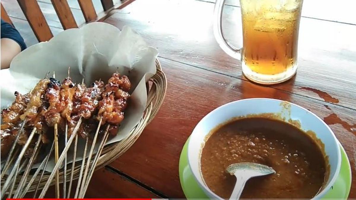 Sate Ambal Bu Iswal: Rasa Legenda yang Menggoda Lidah di Jantung Cilacap