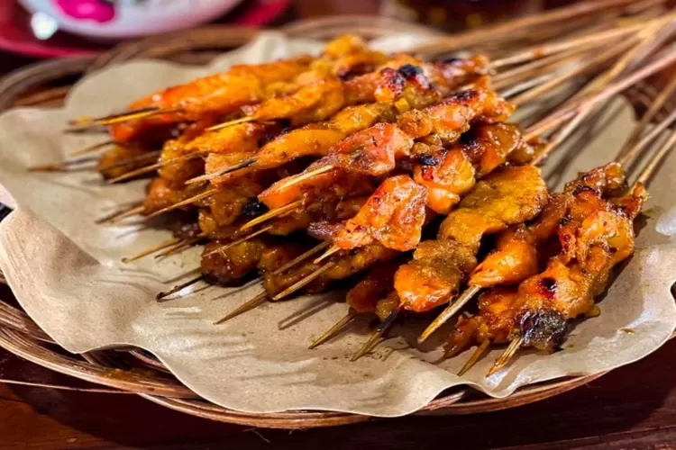 Sate Ambal Bu Iswal: Rasa Legenda di Jantung Cilacap
